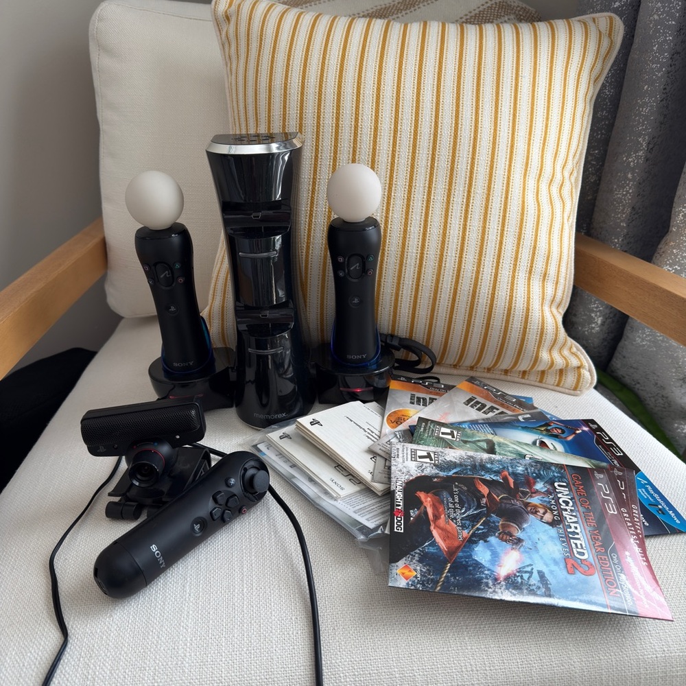 Sony PlayStation Move Bundle 3x controllers with dock and camera with Games